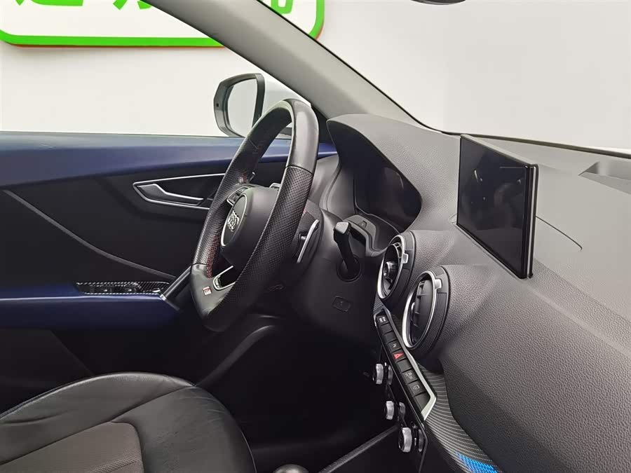 Audi Q2L e-tron 2021 immagine di auto #23