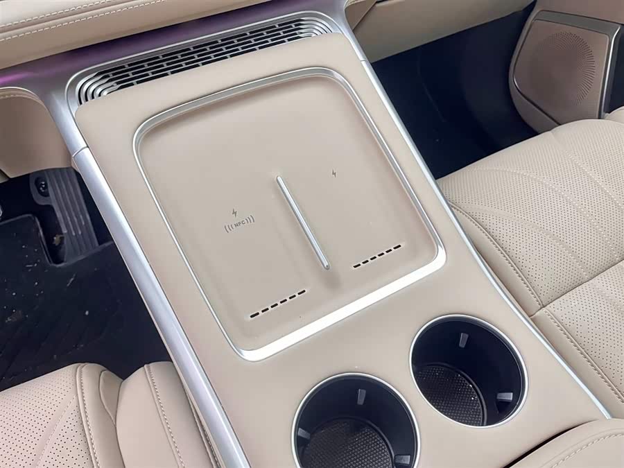 Xpeng G9 2025 صورة سيارة #23