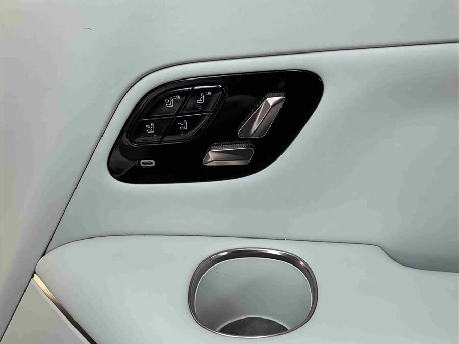 Lynk & Co 900 2025 car image #23