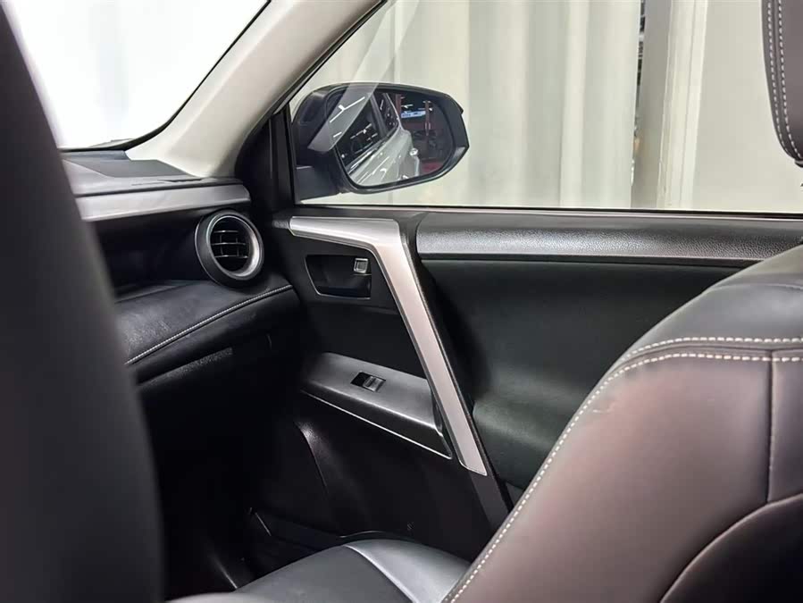Toyota RAV4 2019 car image #23