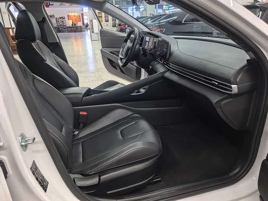 Hyundai Elantra 2023 immagine di auto #23