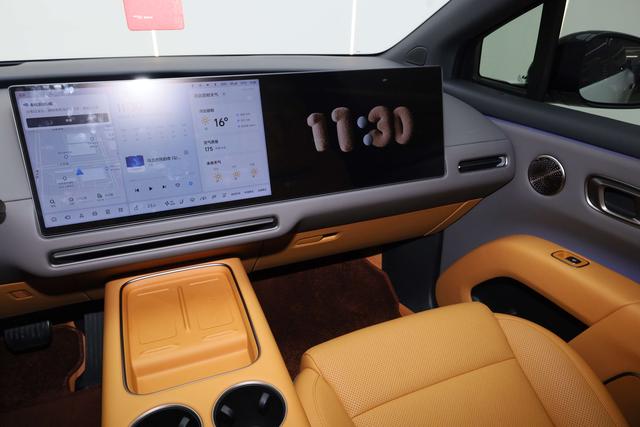 Li i8 2025 image de voiture #23