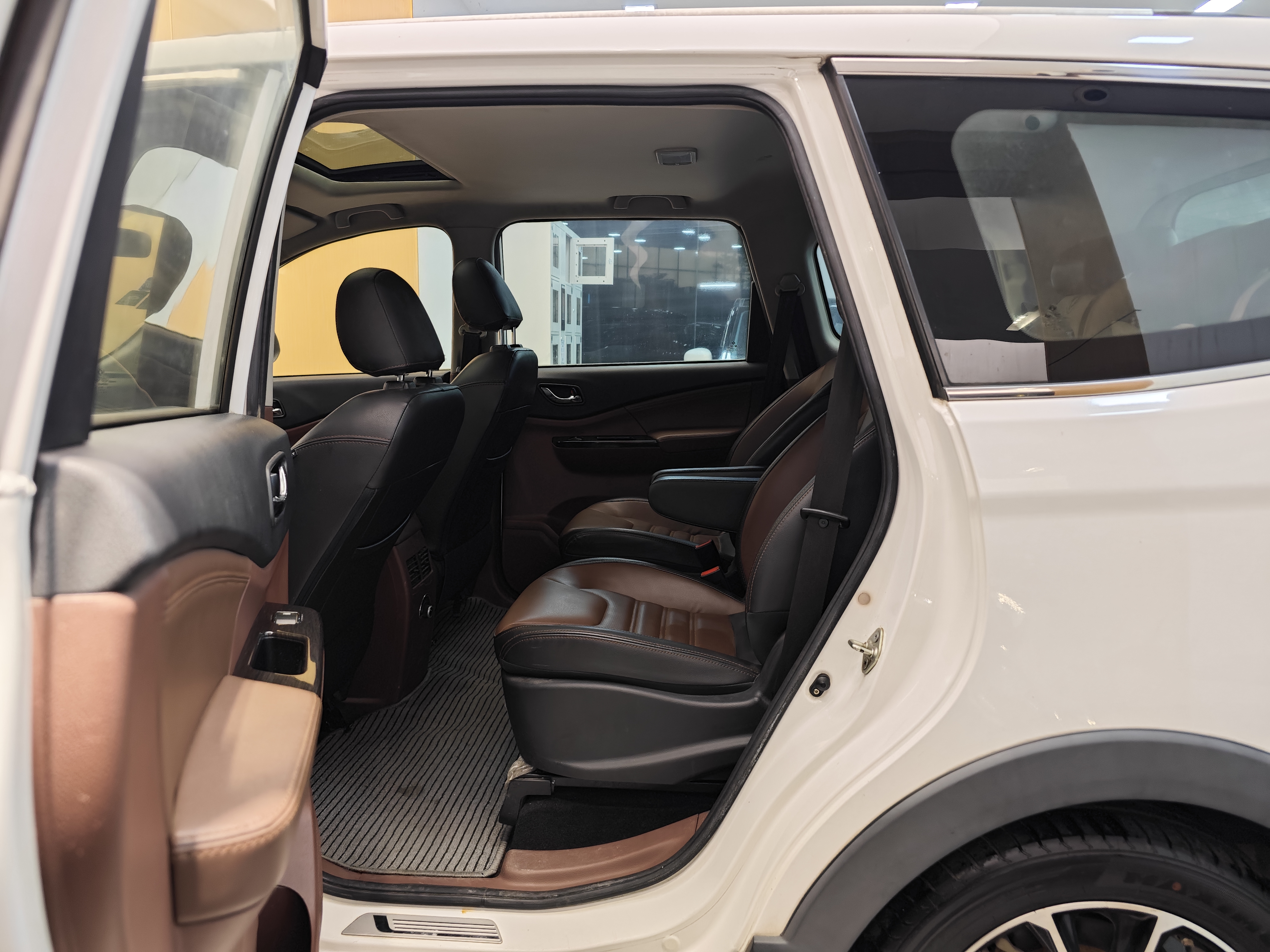 Forthing SX6 2016 car image #23