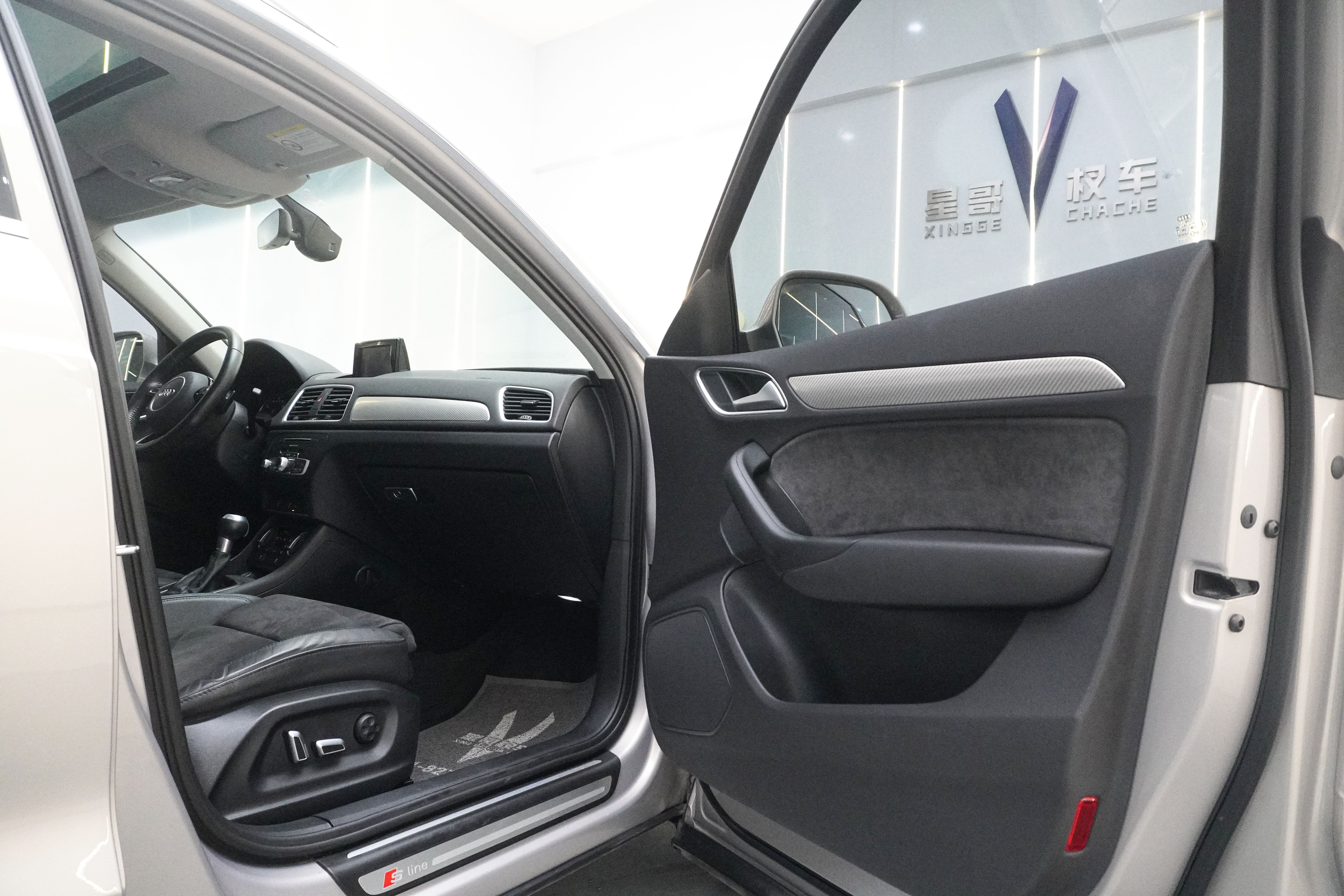 Audi Q3 2018 car image #23