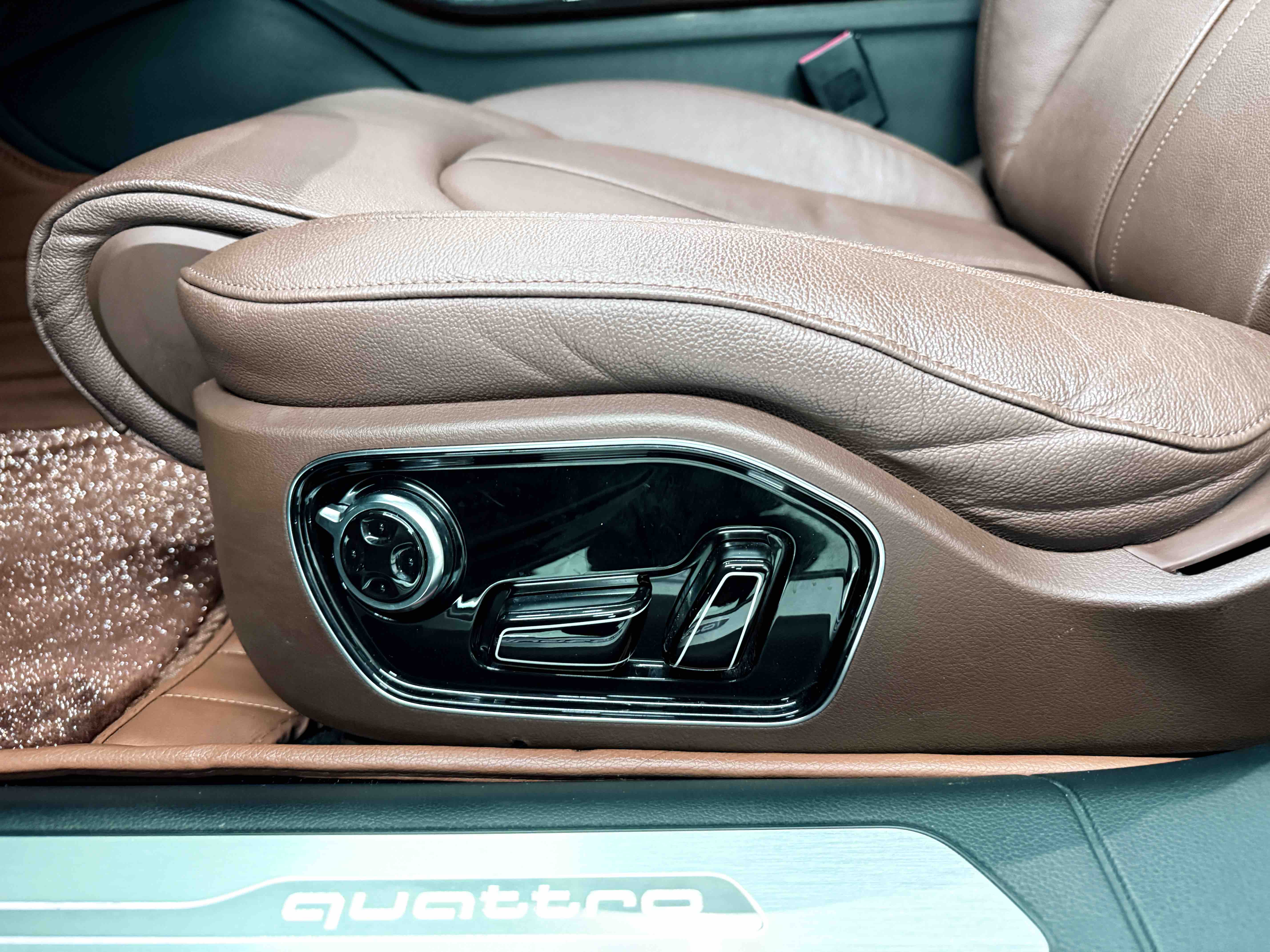 Audi A8 2015 car image #23