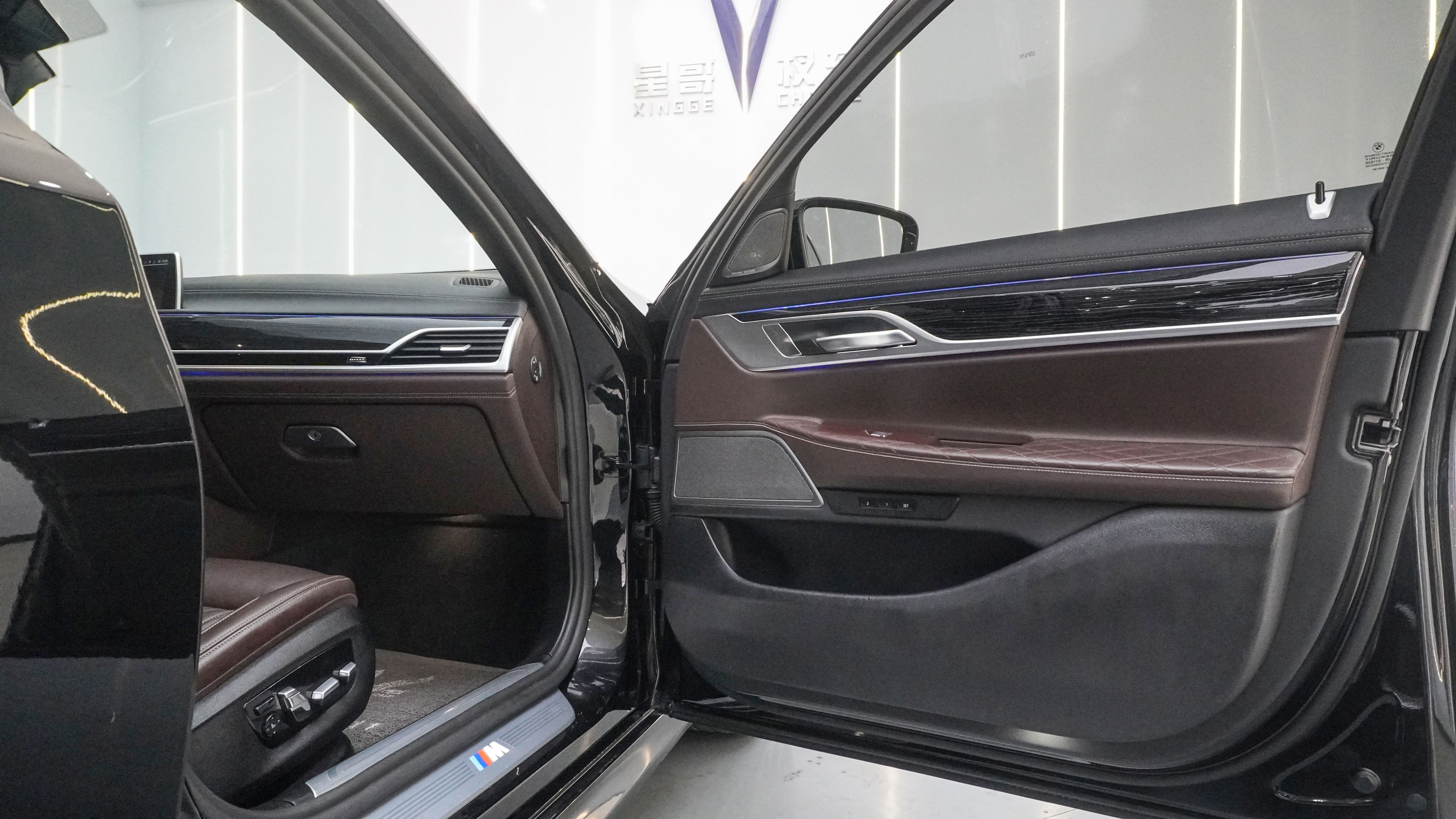 BMW 7 Series 2020 car image #23