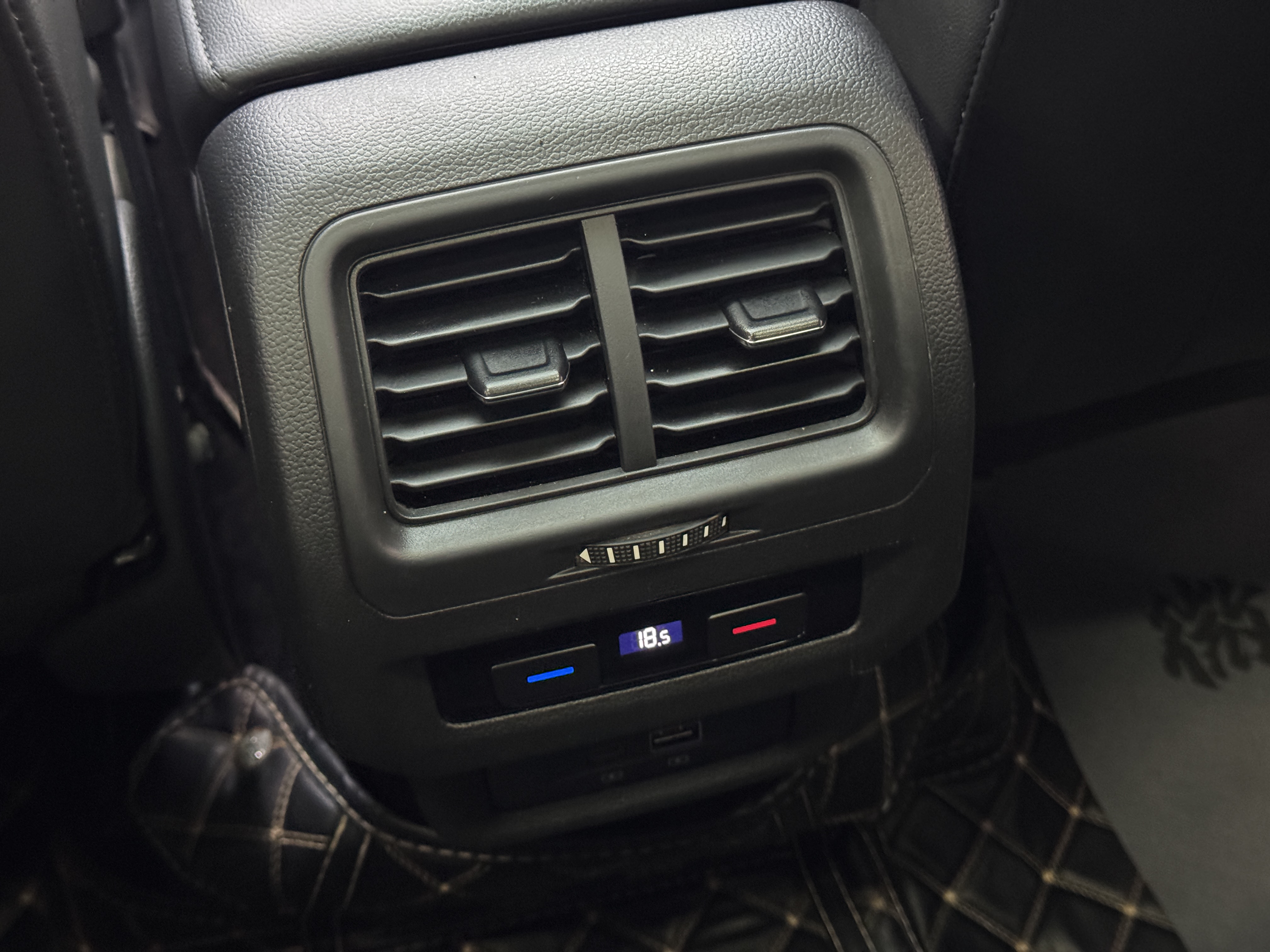 Volkswagen Touran 2021 car image #23