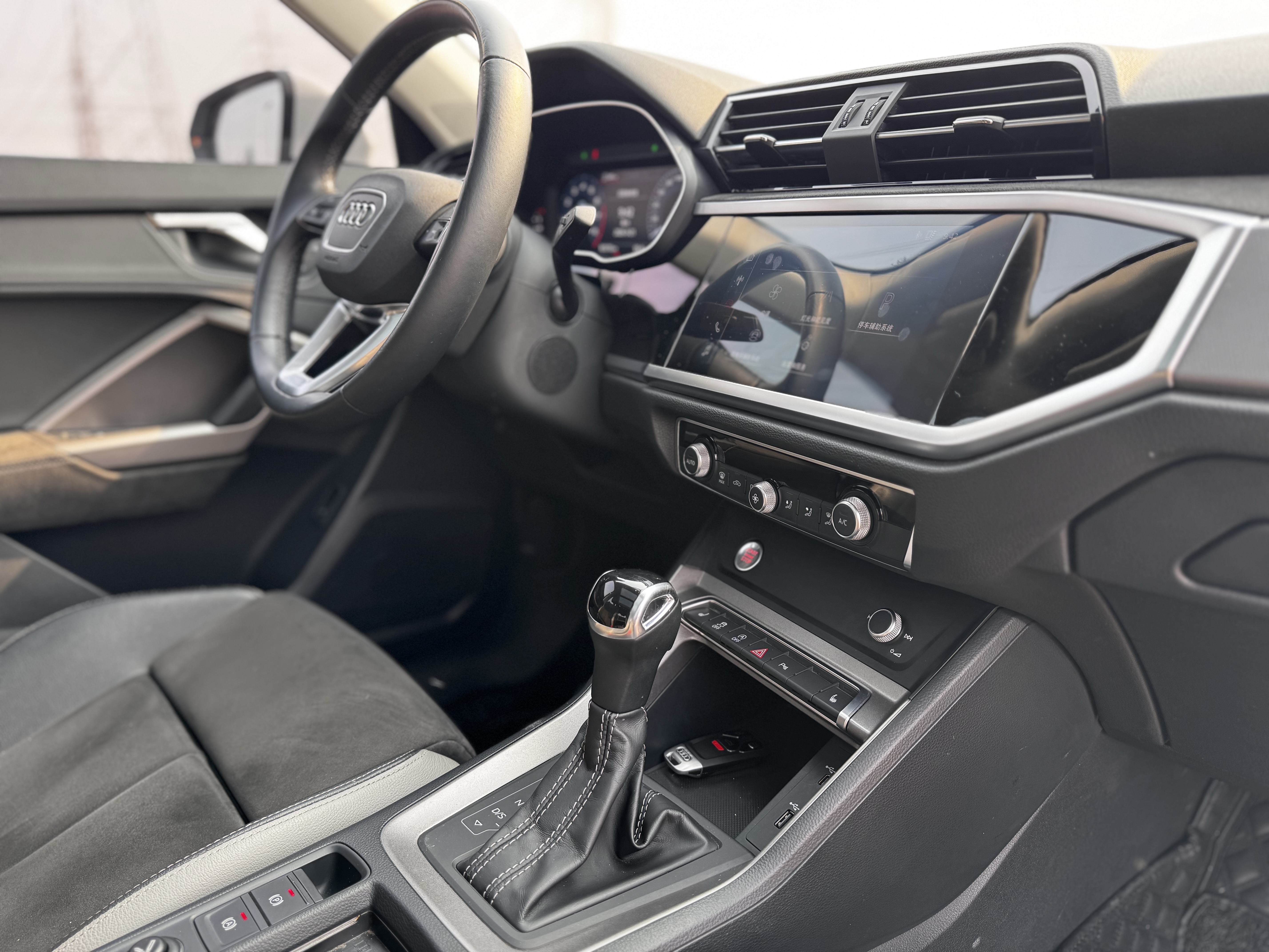 Audi Q3 2021 car image #23