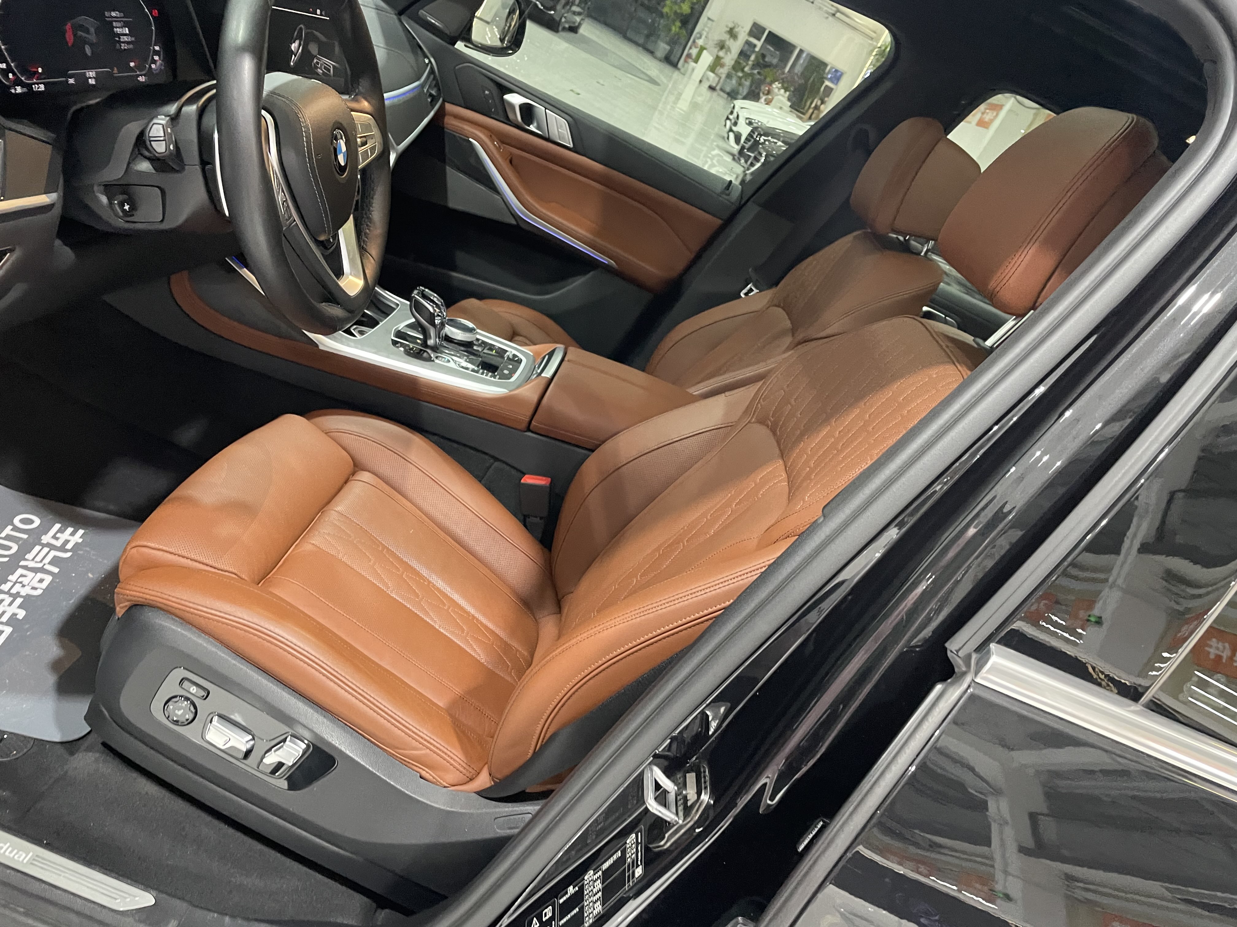 BMW X7 M60i 2021 car image #23