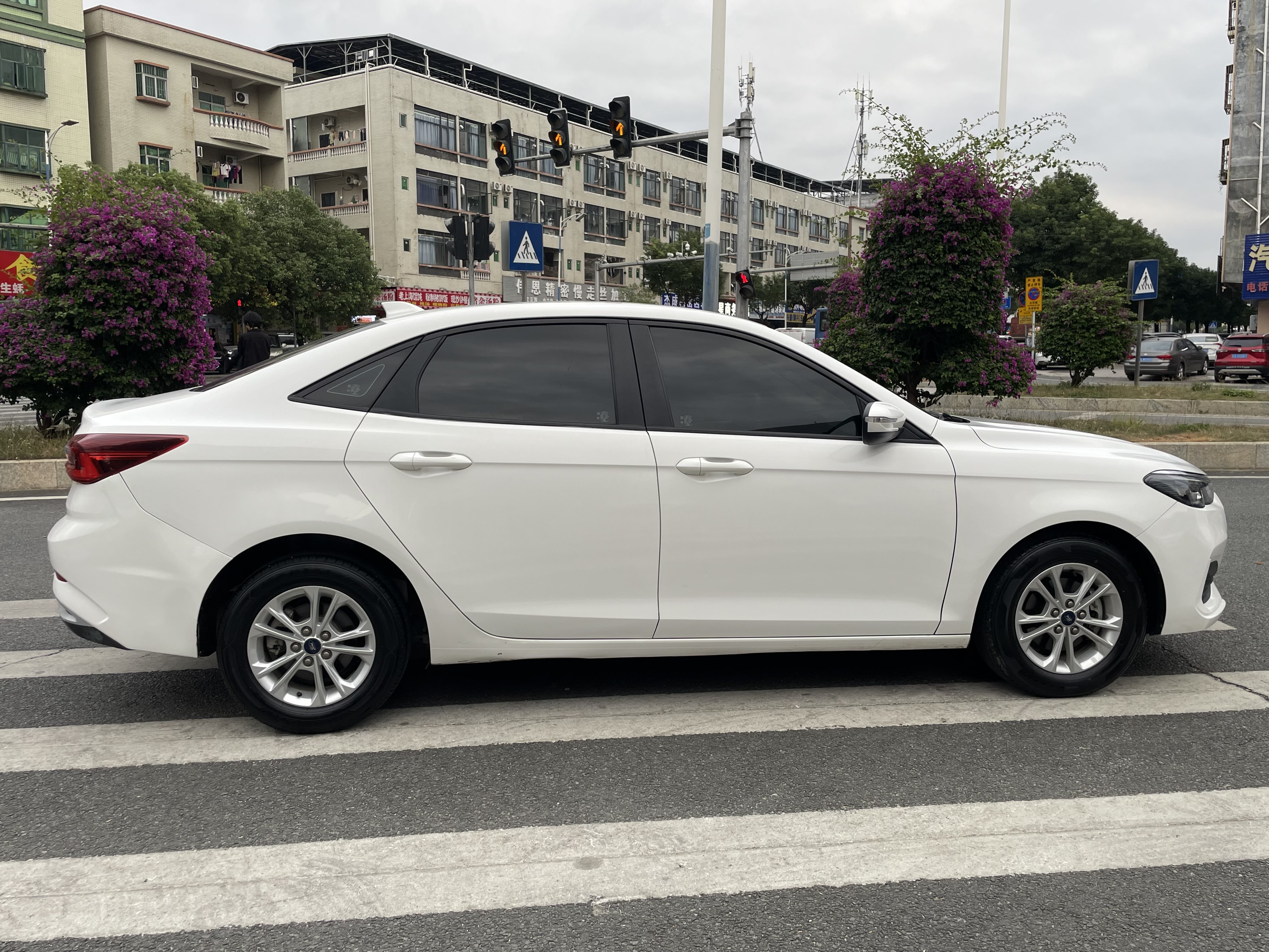 Ford Escort 2022 car image #23