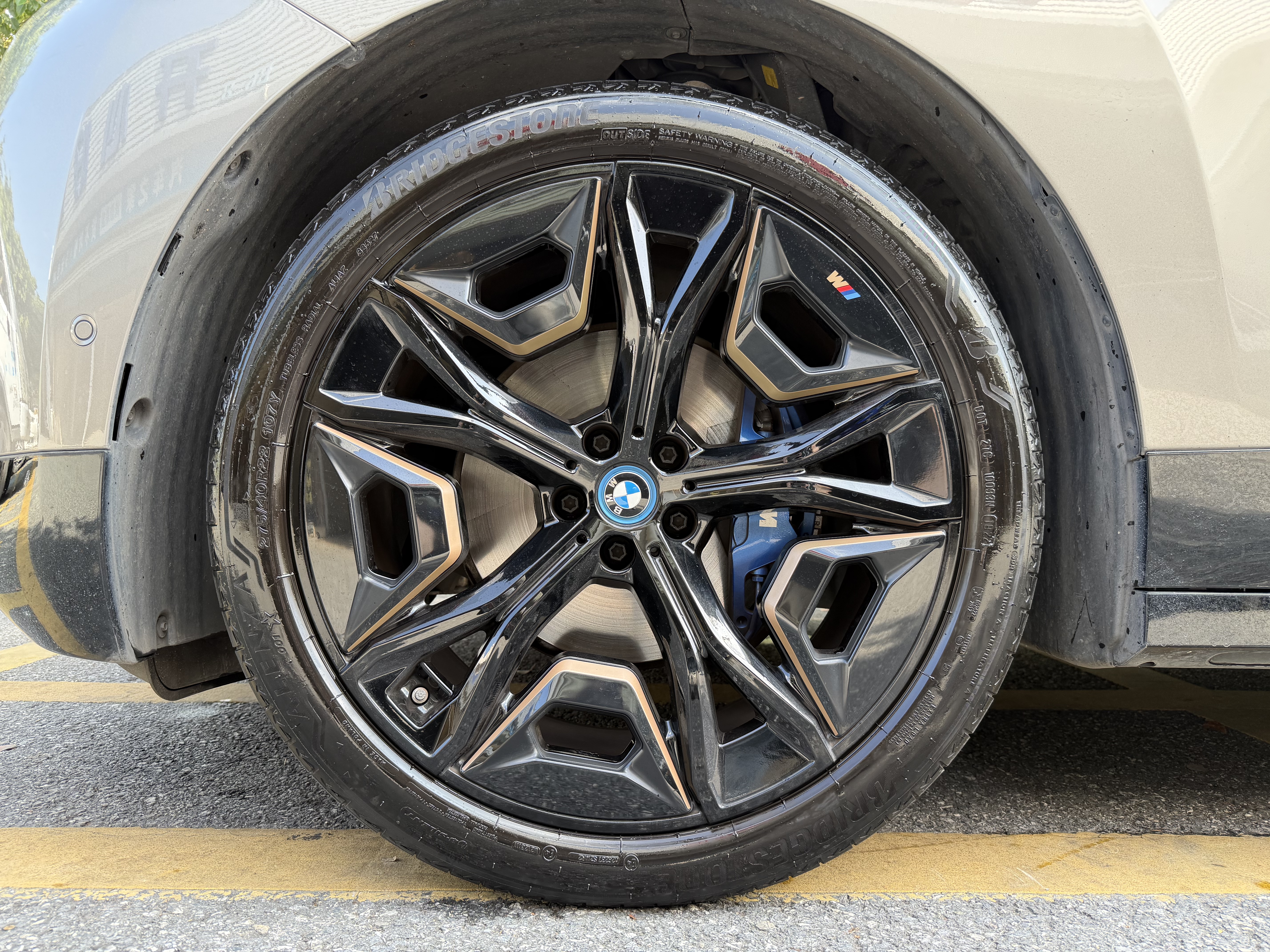 BMW iX M60 2023 car image #23