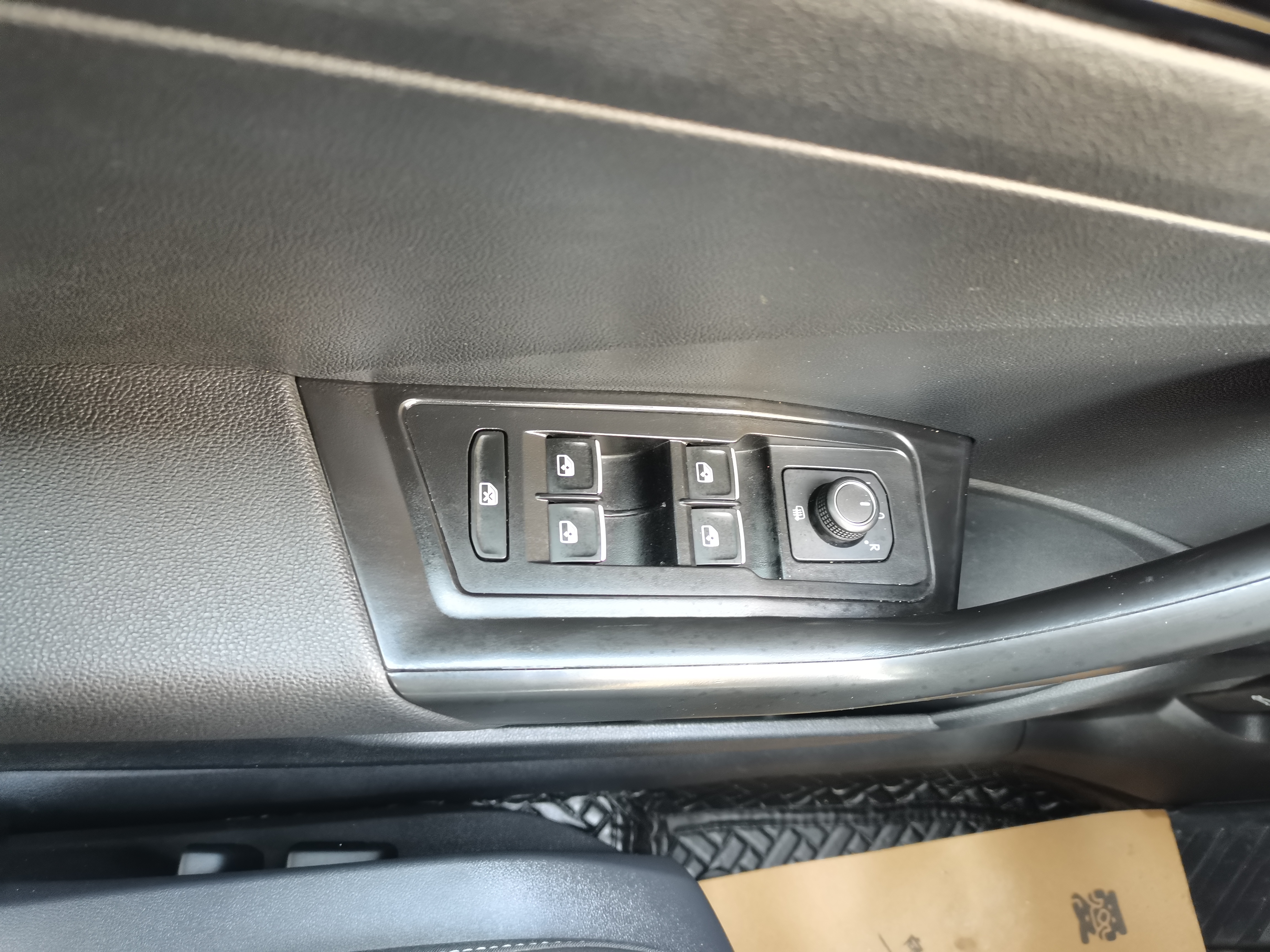 Volkswagen T-Roc 2023 car image #23