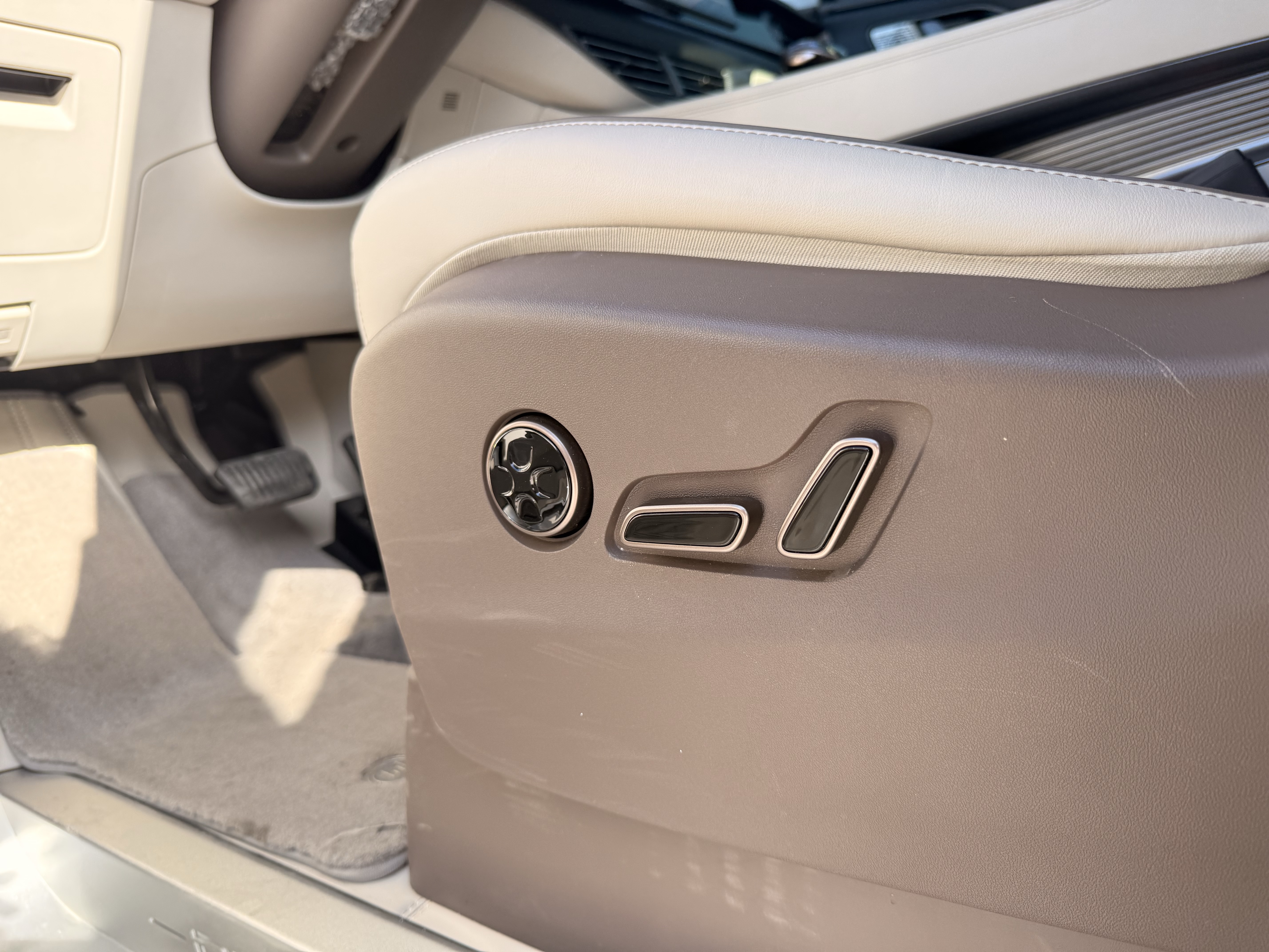 Denza D9 2024 car image #23