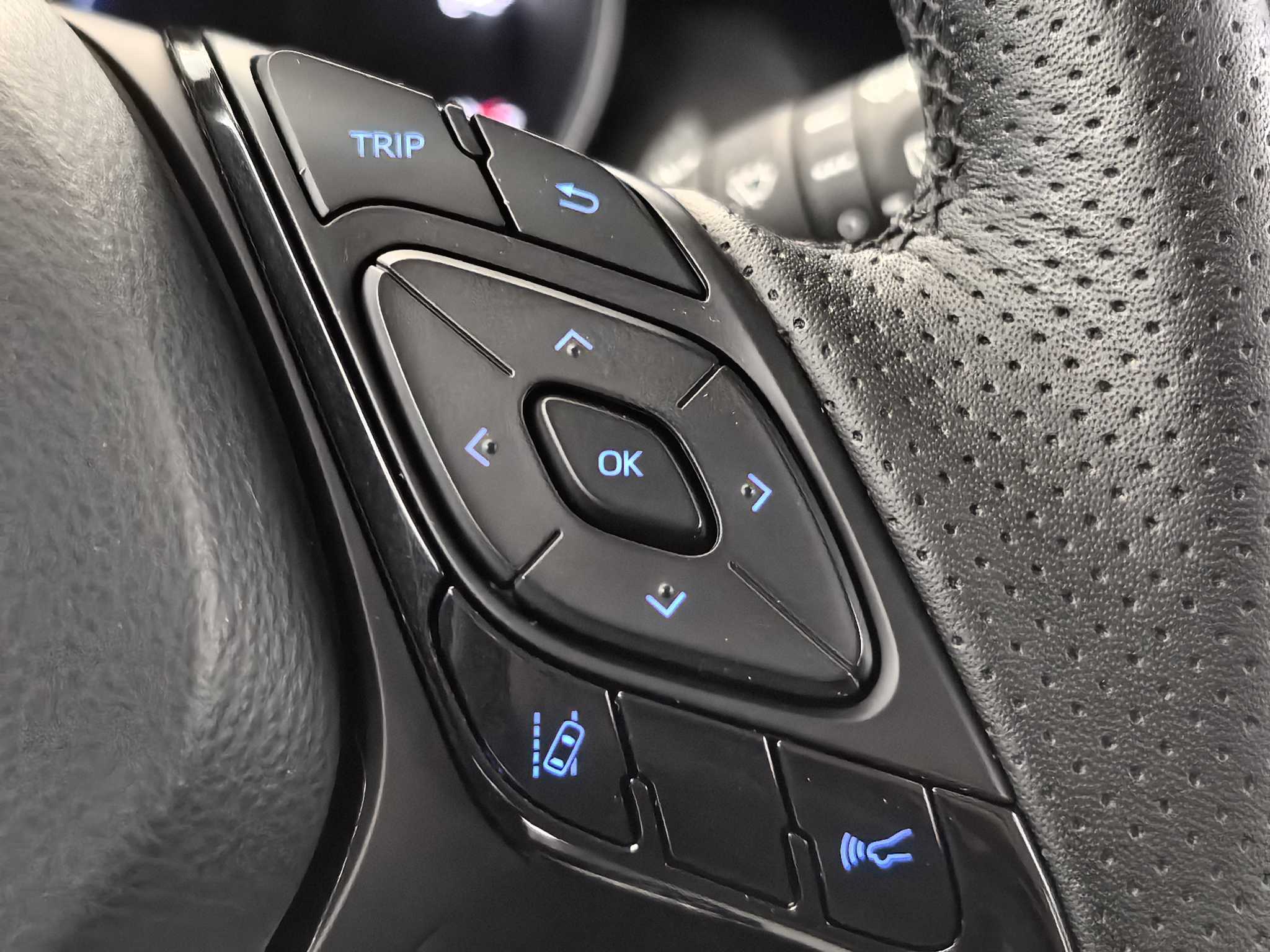 Toyota C-HR 2023 car image #23