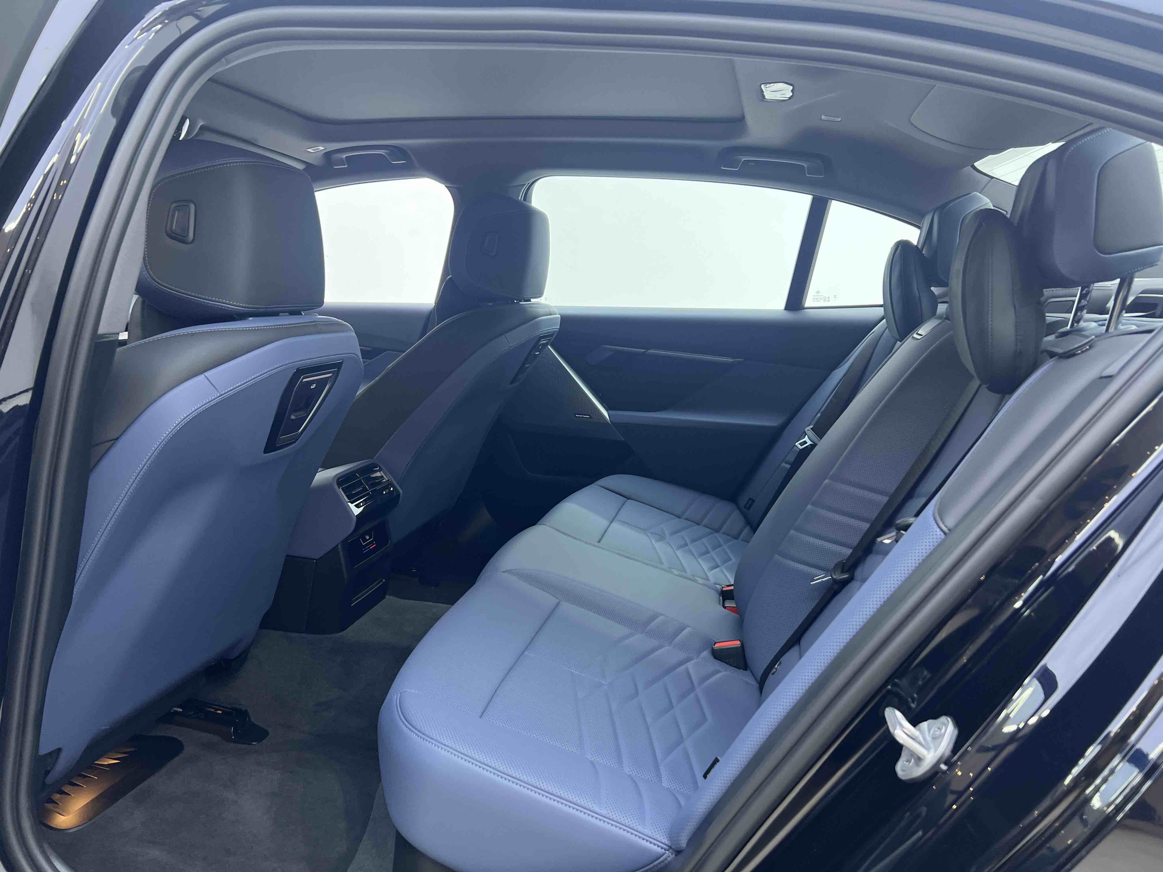 BMW i5 2025 car image #23