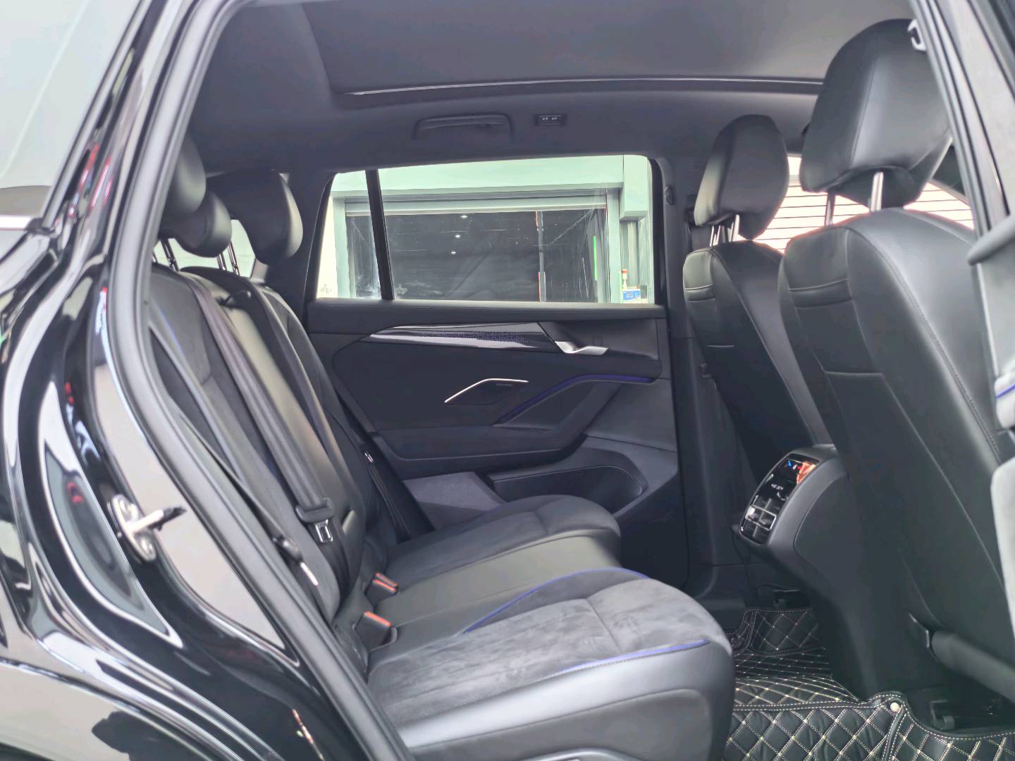 Volkswagen Tiguan L 2024 immagine di auto #23