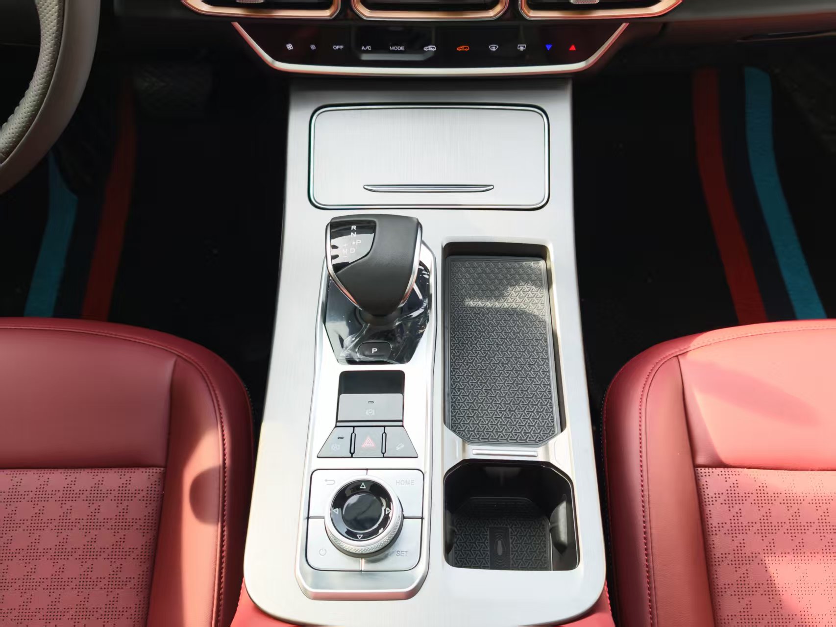 X70 PLUS 2025 car image #23