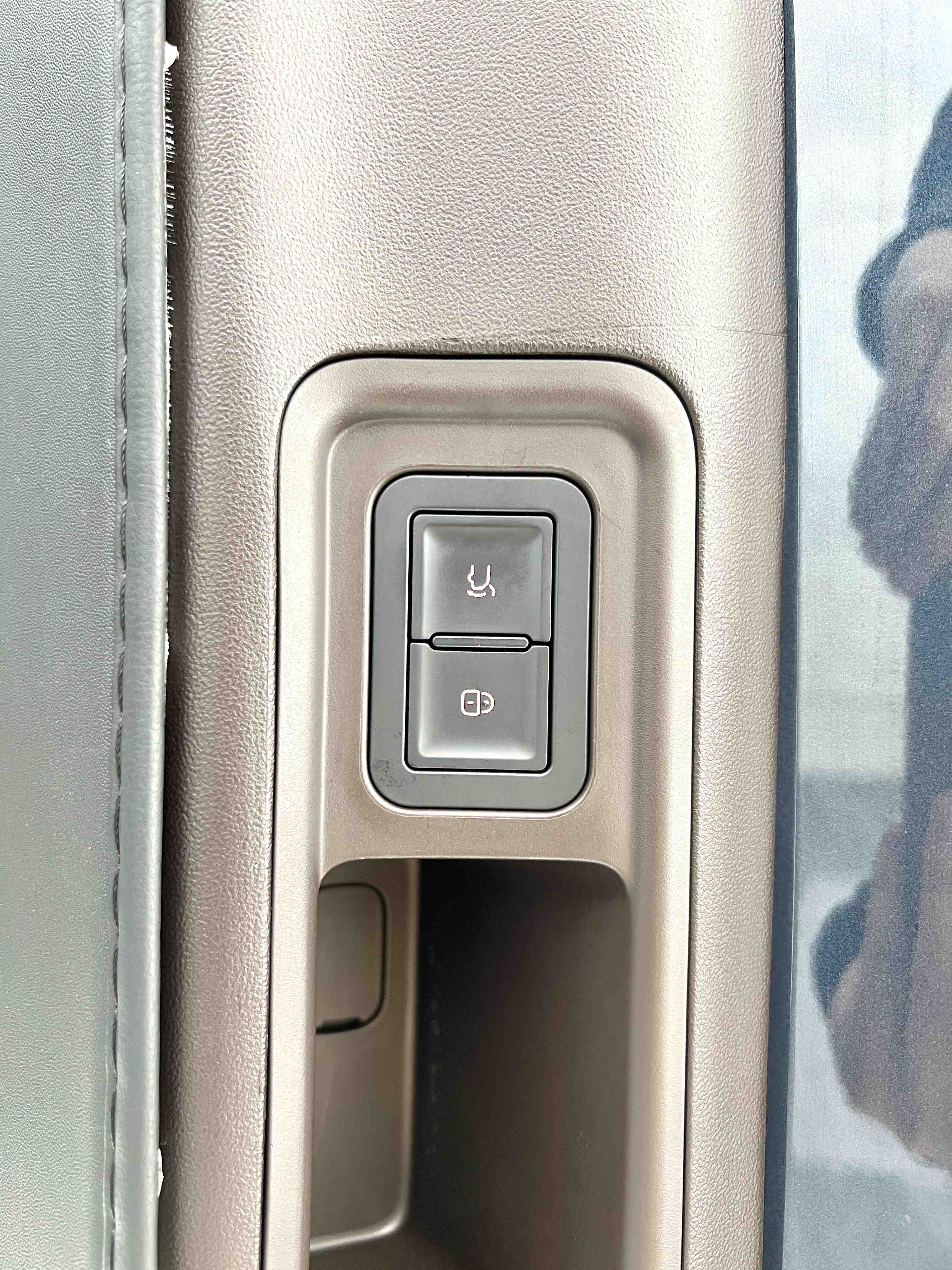 Denza D9 2025 car image #23