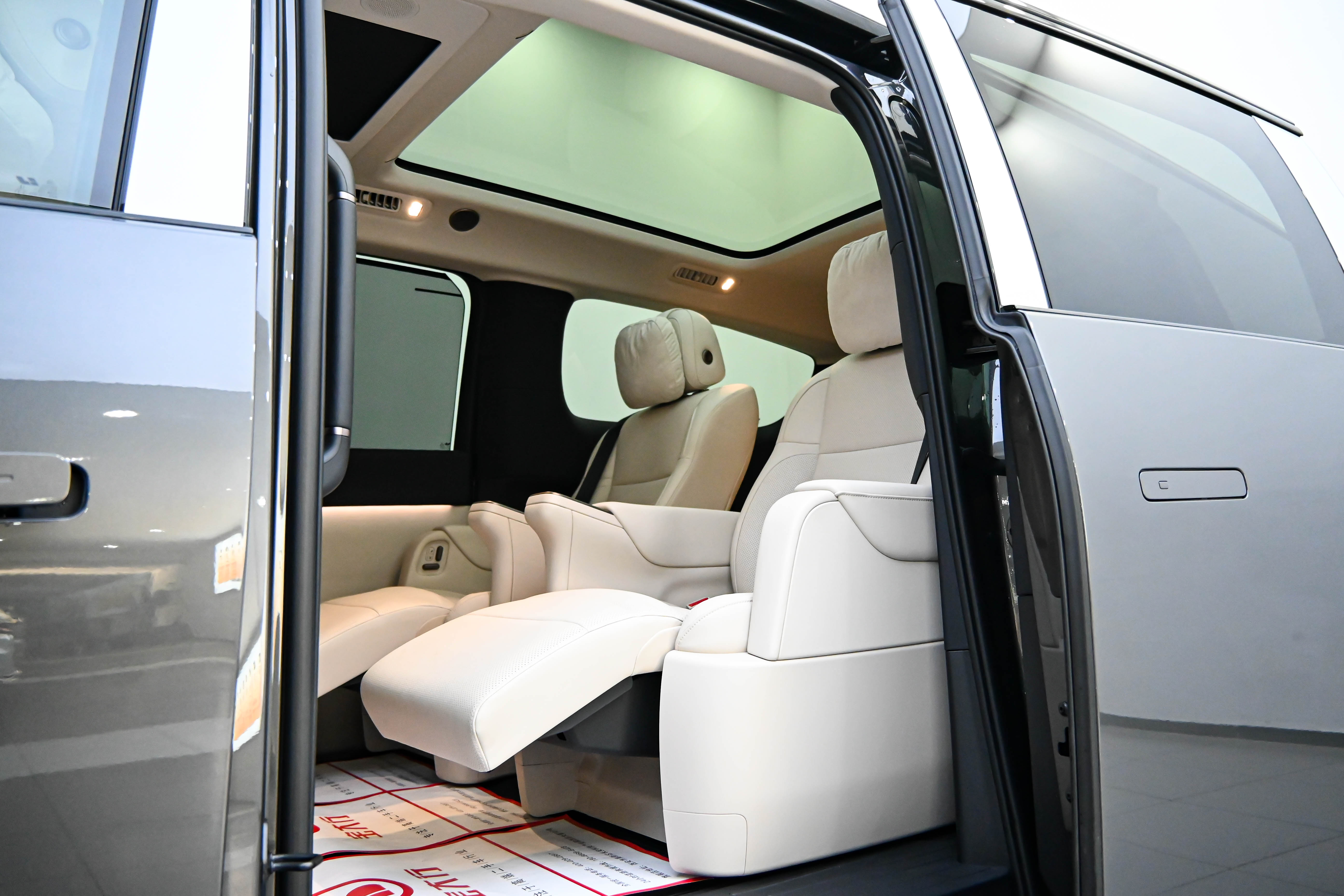 理想汽车 理想MEGA 2025 汽车图片 #23