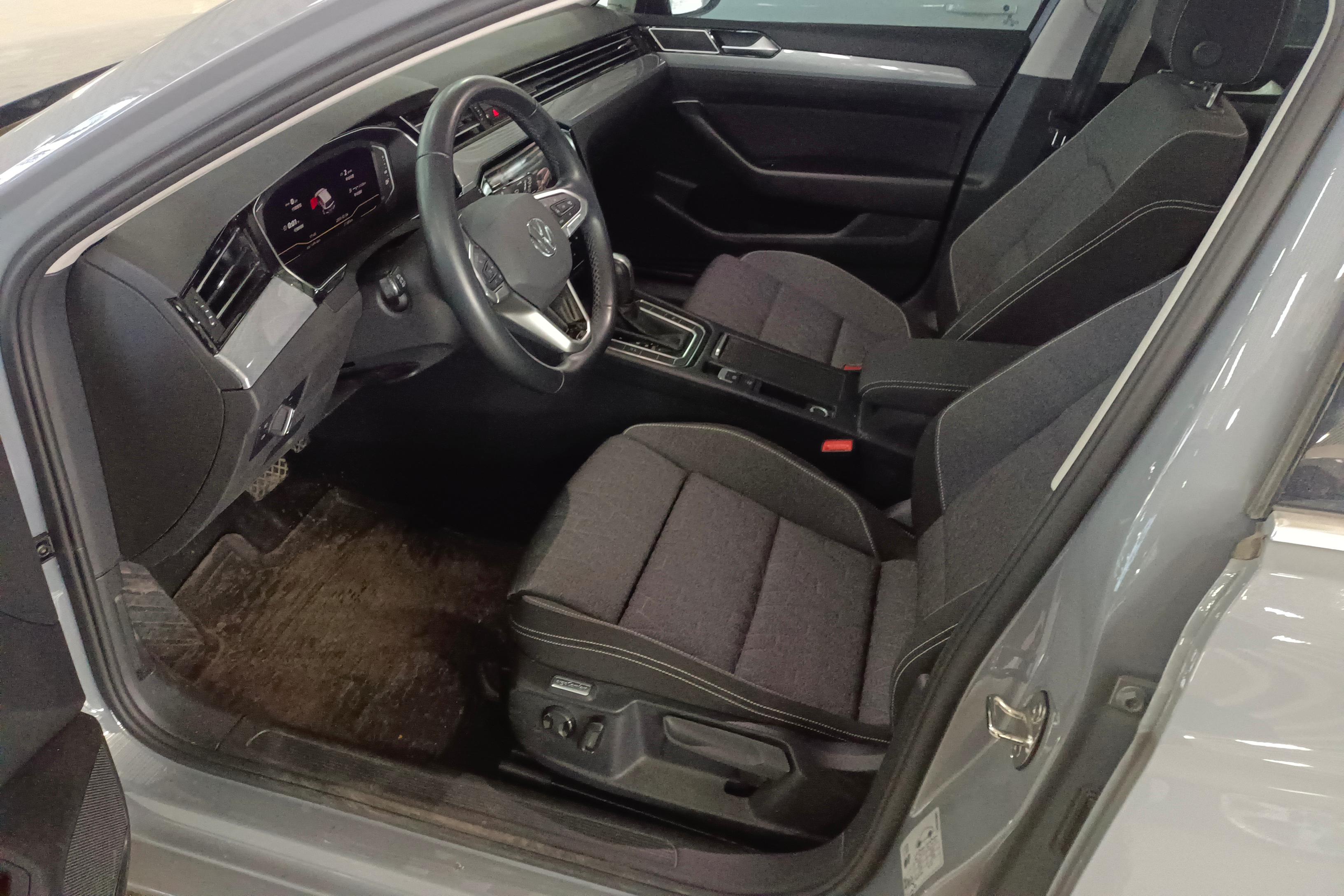 Volkswagen Passat Variant 2023 immagine di auto #23