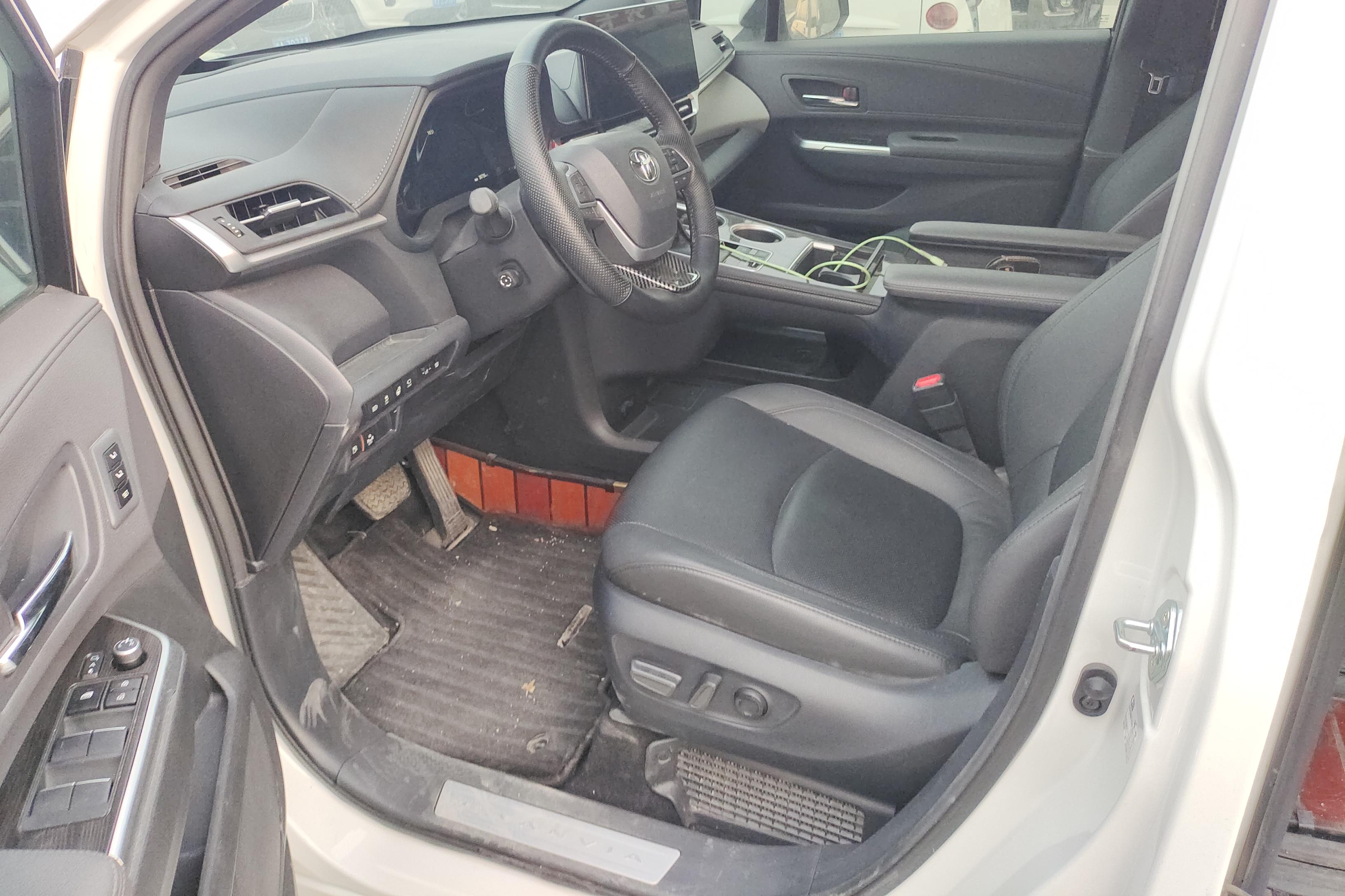 Toyota Granvia 2023 car image #23