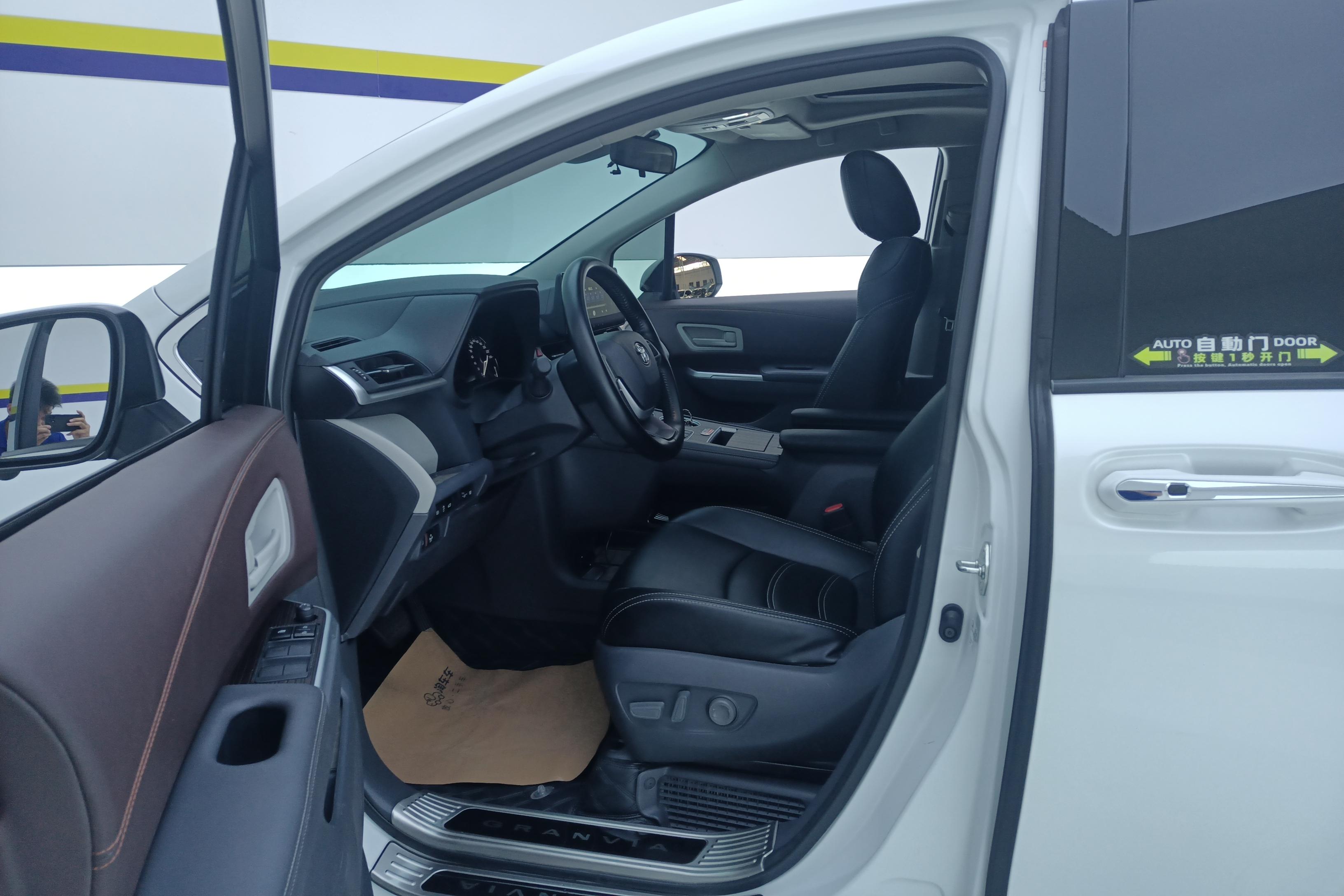 Toyota Granvia 2024 immagine di auto #23