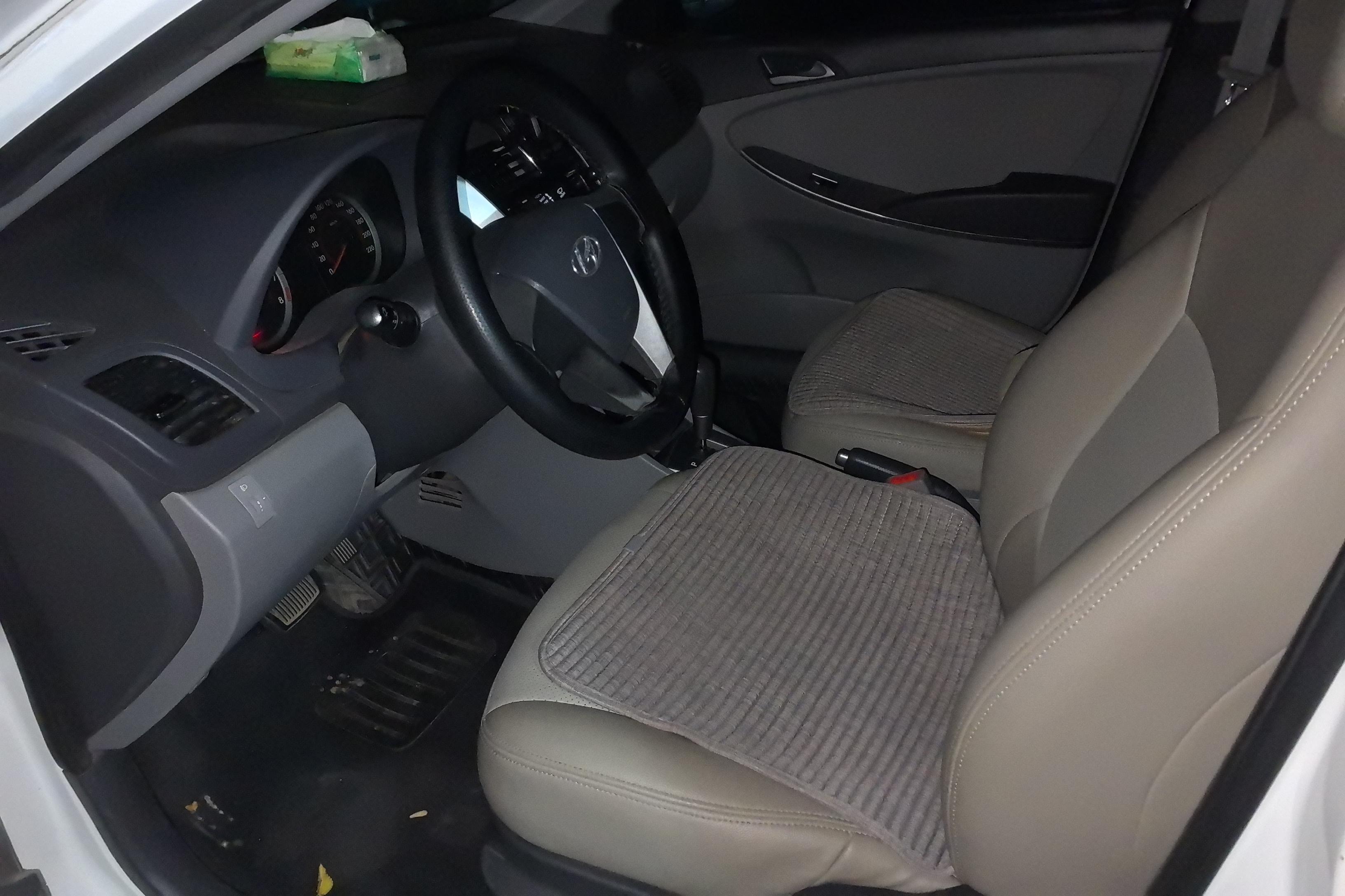 Hyundai Reina 2014 car image #23