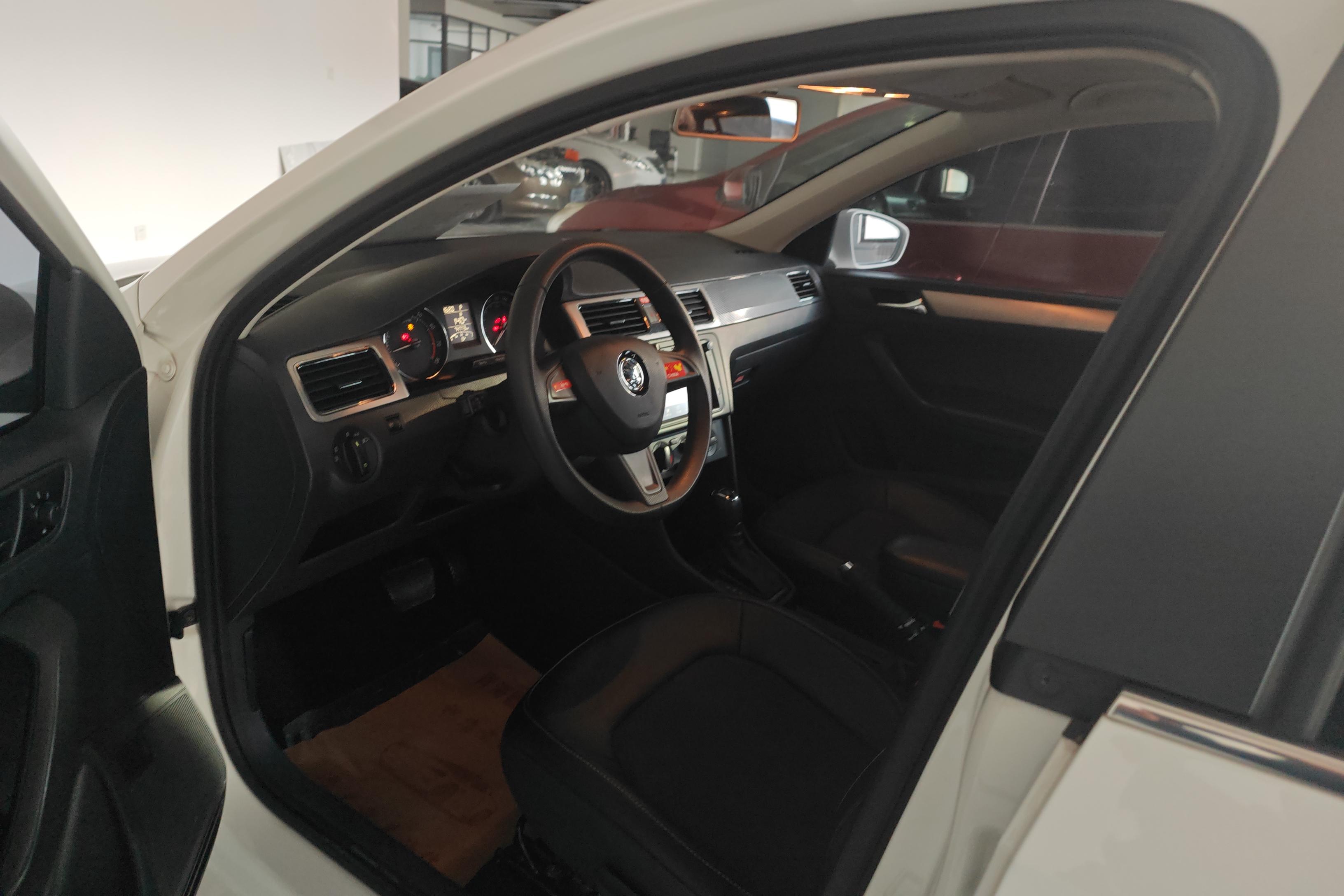 Skoda Rapid Spaceback 2017 car image #23