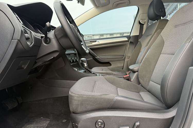 Volkswagen Golf Pure Electric 2020 car image #23