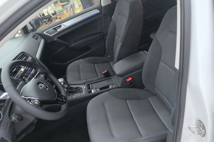 Volkswagen Golf Pure Electric 2021 car image #23