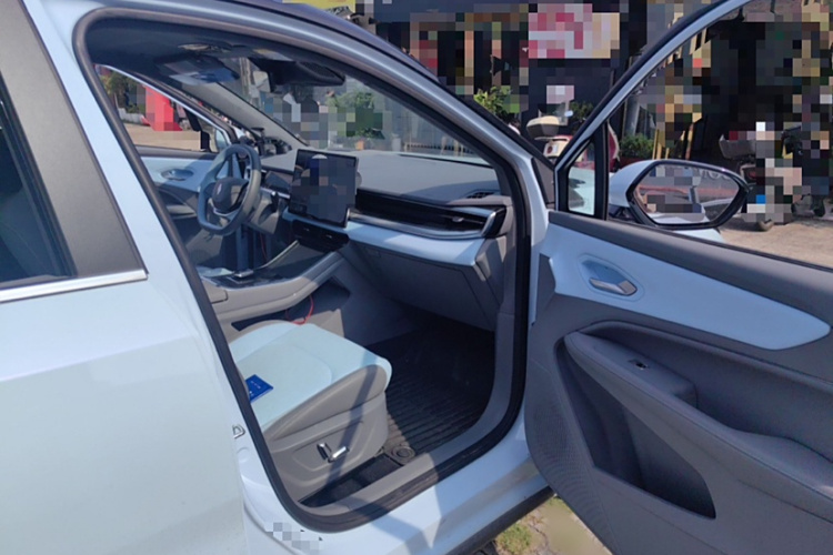 Livan 7 2024 car image #23