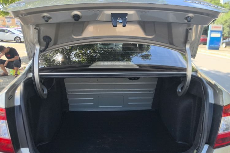 Skoda Rapid 2017 car image #23