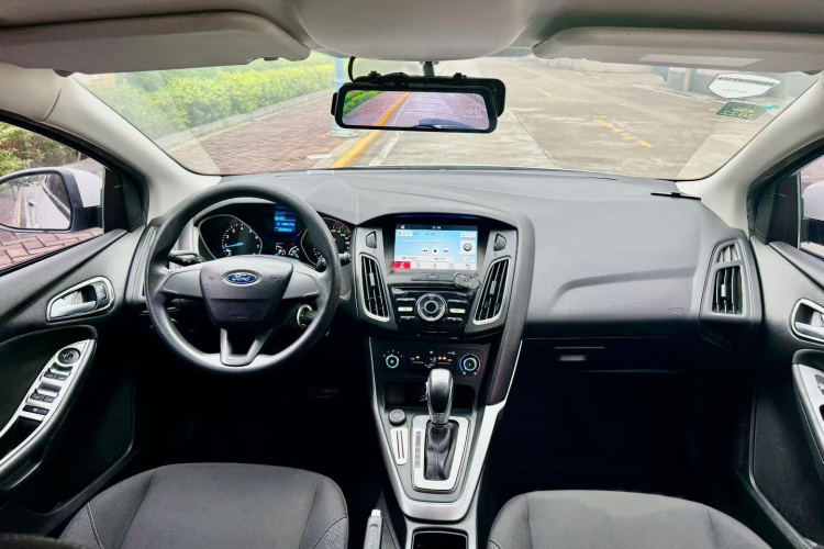 Ford Focus 2018 car image #23