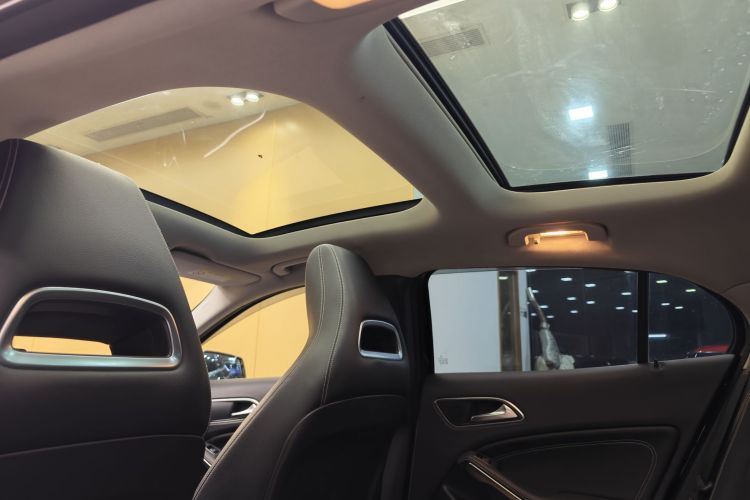 Mercedes-Benz GLA Class 2018 immagine di auto #23