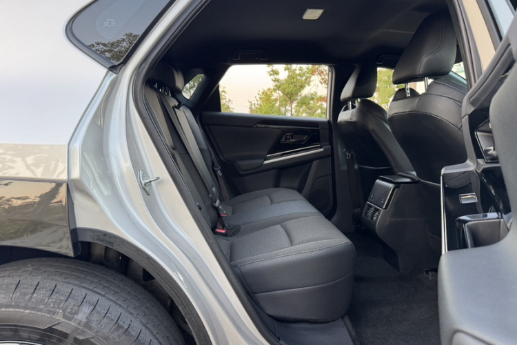 Toyota bZ4X 2022 immagine di auto #23