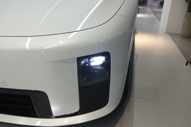 Li i8 2025 image de voiture #23