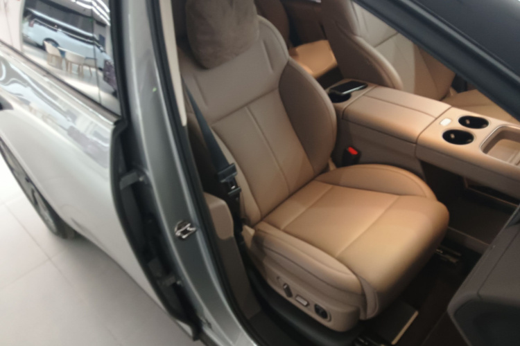 Li i8 2025 image de voiture #23