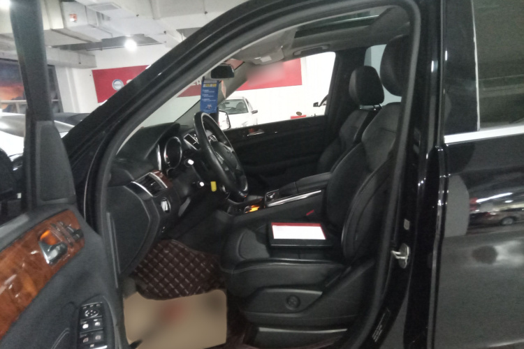 Mercedes-Benz M Class 2015 car image #23