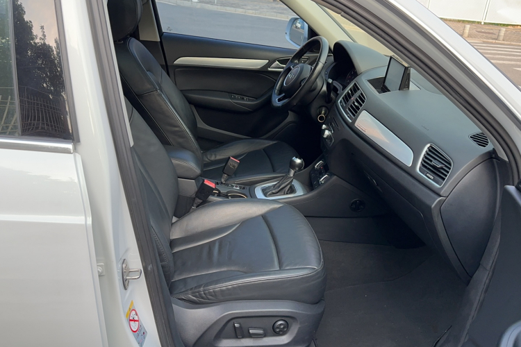 Audi Q3 2015 car image #23
