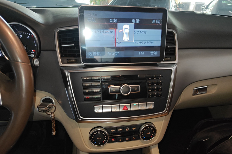 Mercedes-Benz M Class 2015 car image #23