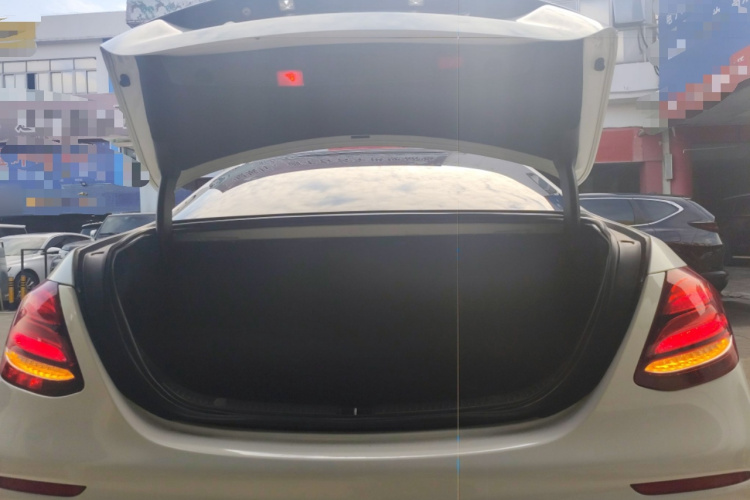 Mercedes-Benz E Class 2018 immagine di auto #23