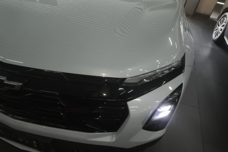 Chevrolet Equinox Plus 2025 car image #23