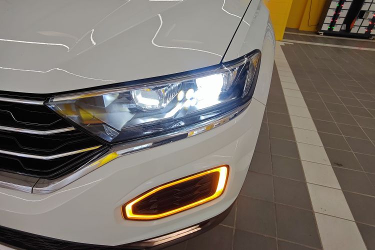 Volkswagen T-Roc 2020 car image #23