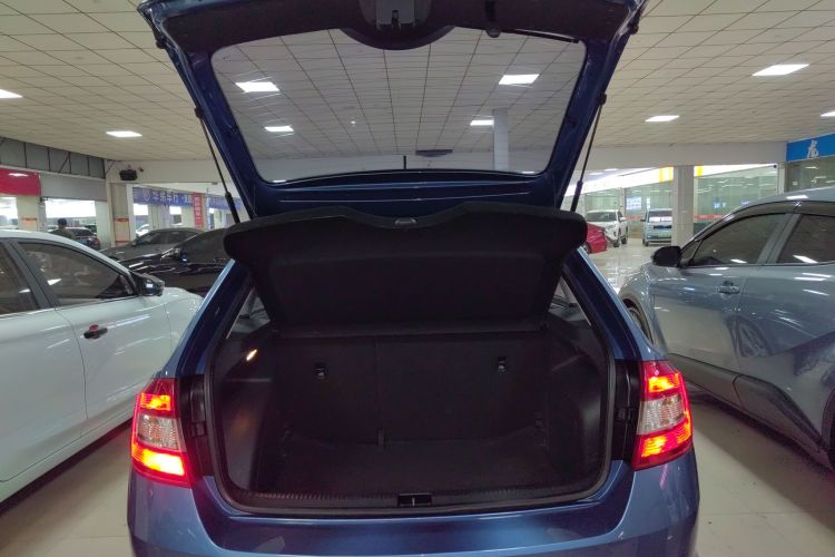 Skoda Rapid Spaceback 2018 car image #23