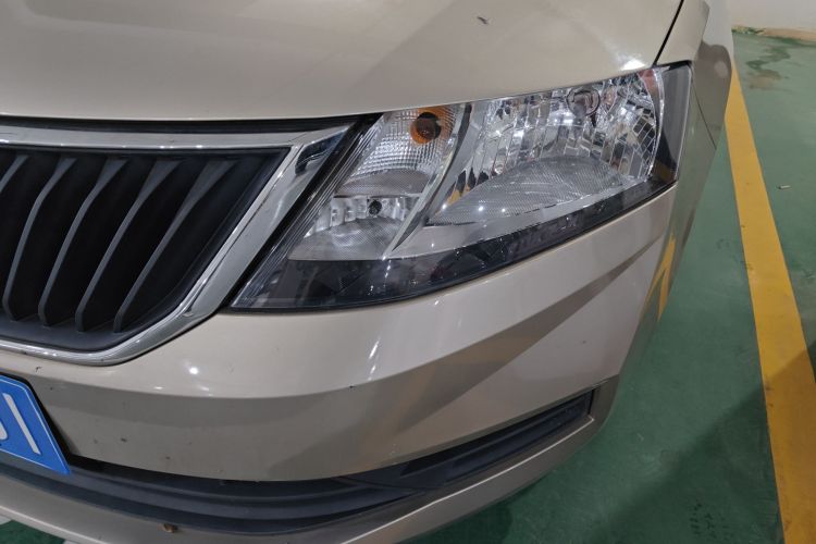 Skoda Rapid 2017 car image #23
