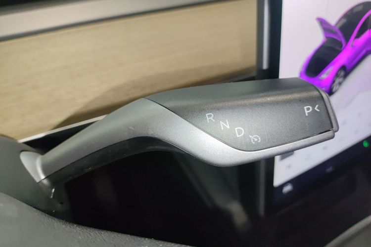 Tesla Model Y 2023 car image #23