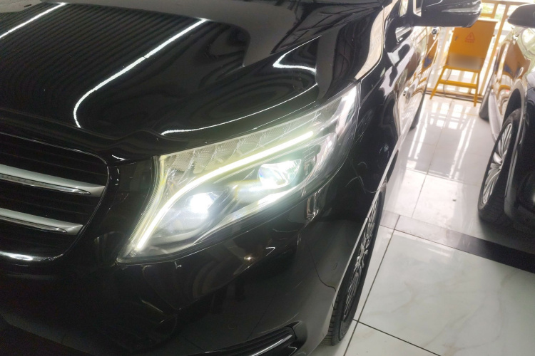 Mercedes-Benz V Class 2020 car image #23