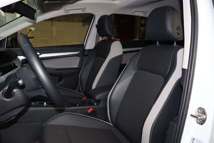 Volkswagen Golf 2023 car image #23