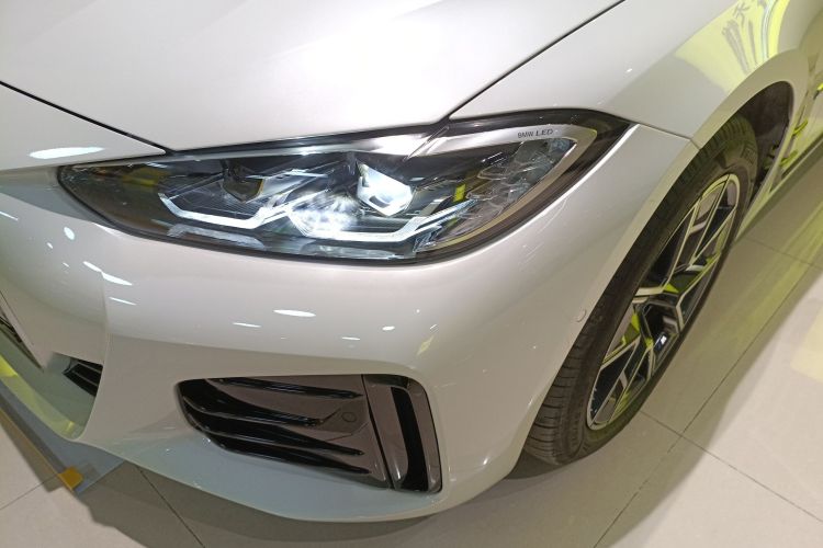 BMW i4 2025 car image #23