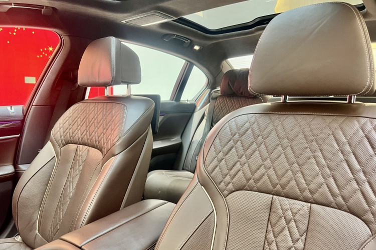 BMW 7 Series 2018 car image #23